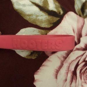 🌸🌸HOOTERS BREAST CANCER BRACELET🎀